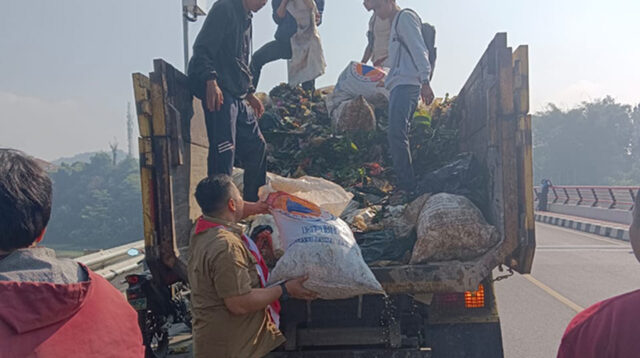Alat Berat Diterjunkan untuk Percepat Proses Penanganan Sampah di Jembatan Babakan Sapan Batujajar