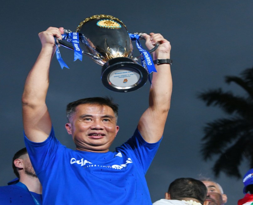 Wakili Masyarakat Jabar, Bey Machmudin Terima Tropi Juara Persib Bandung