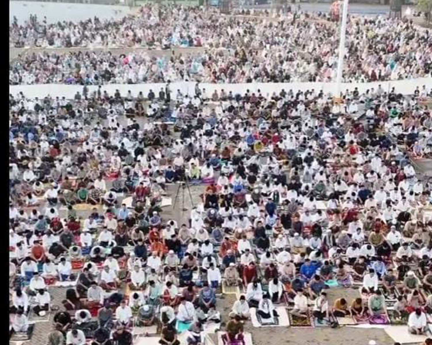 Pemda Kabupaten Karawang Gelar Shalat Idul Adha 1445 H di Lapangan Karangpawitan