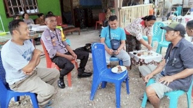 Bhabinkamtibmas Polres Sumba Barat Melaksanakan Giat Sambang Warga