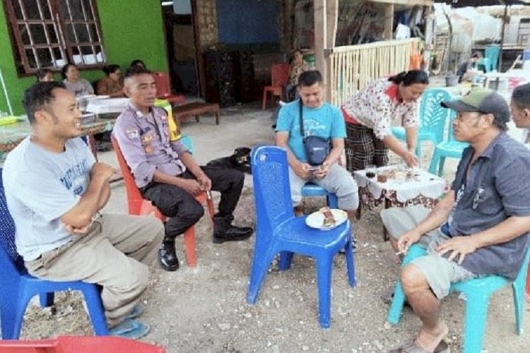 Bhabinkamtibmas Polres Sumba Barat Melaksanakan Giat Sambang Warga