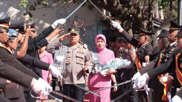 Jajar Kehormatan Hingga Tradisi Pedang Pora Sambut Kedatangan Pejabat Baru Kapolres Belu, AKBP Benny Miniani Arief dan Istri Ny.Lina Benny