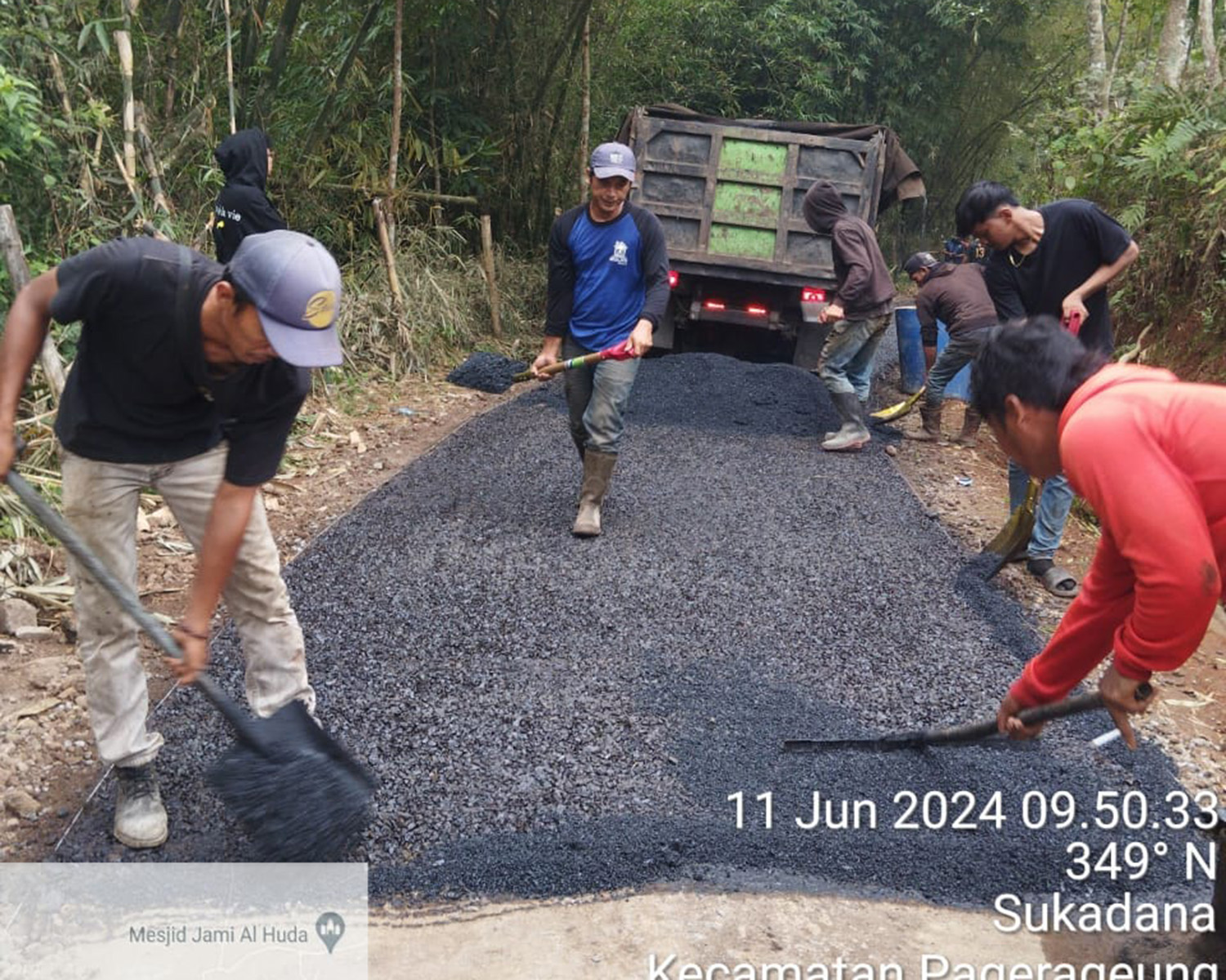 Baru Baru Ini Aa Permana Beserta Crew Tim Ahli Dalam Bidang Pengaspalan Sudah Menyelesaikan Pengaspalan Di Wilayah Desa Sukadana