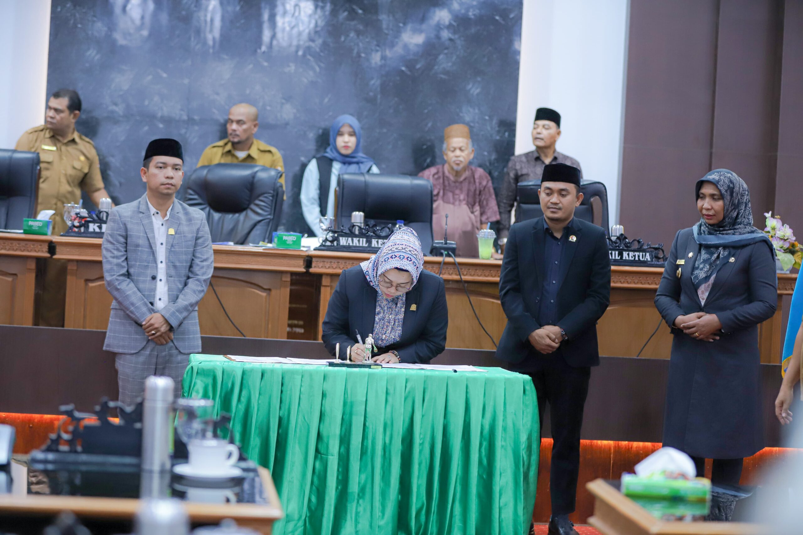 DPRK Nagan Raya Resmi Mengesahkan Raqan Tahun 2023 DPRK Nagan Raya Resmi Mengesahkan Raqan Tahun 2023