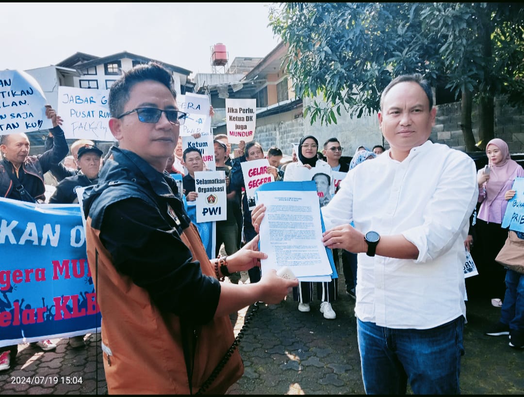 Pengurus PWI Se Bandung Raya Gelar Orasi Turunkan Ketua Umum PWI Pusat Hendrik CH Bangun Dan Laksanakan KLB Segera 