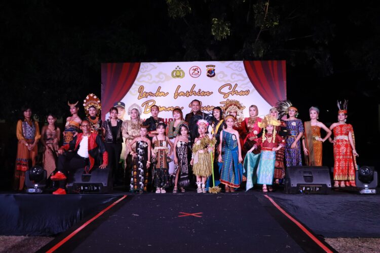 Polres Mabar Gelar Fashion Show Busana Nusantara di Labuan Bajo