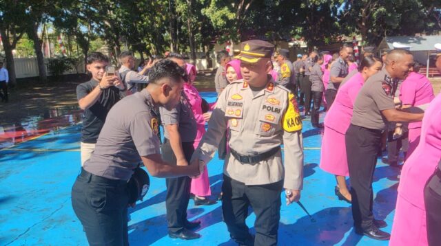 Naik Pangkat, 20 Anggota Polri di Labuan Bajo Mandi Kembang dan Disiram AWC