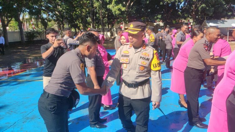 Naik Pangkat, 20 Anggota Polri di Labuan Bajo Mandi Kembang dan Disiram AWC