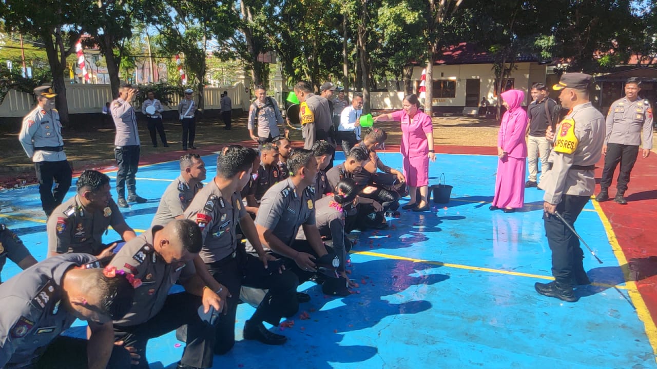 Naik Pangkat, 20 Anggota Polri di Labuan Bajo Mandi Kembang dan Disiram AWC