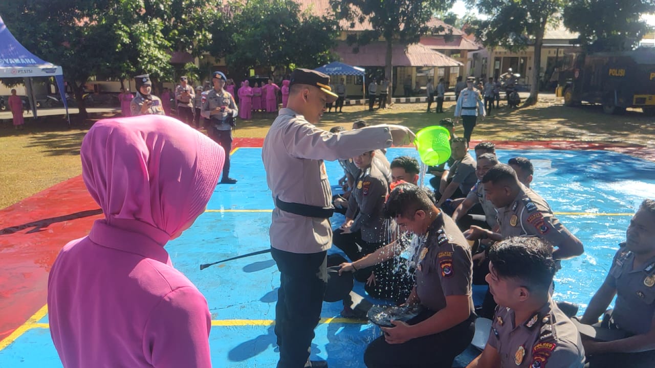 Naik Pangkat, 20 Anggota Polri di Labuan Bajo Mandi Kembang dan Disiram AWC