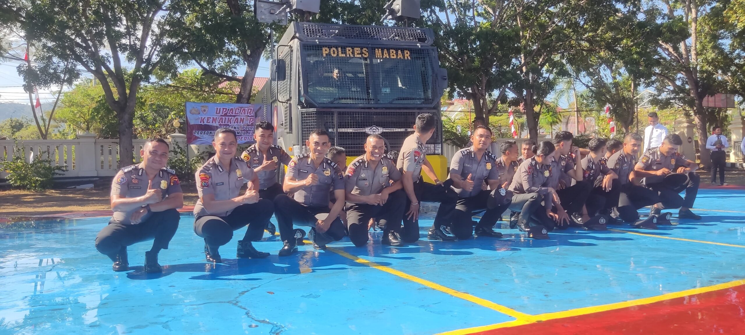 Naik Pangkat, 20 Anggota Polri di Labuan Bajo Mandi Kembang dan Disiram AWC