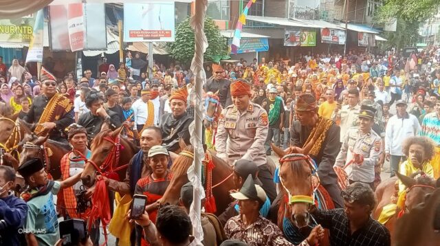 Ikut Pawai Budaya Hari Jadi Bima Ke-384 di Kecamatan Bolo Kapolres Tunggangi Kuda