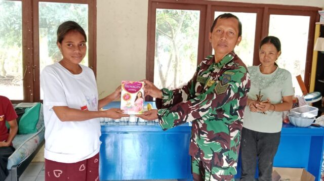 Peduli Penanganan Stunting, Babinsa Koramil 02/Rindi Umalulu Dampingi Pembagian Makanan Tambahan,