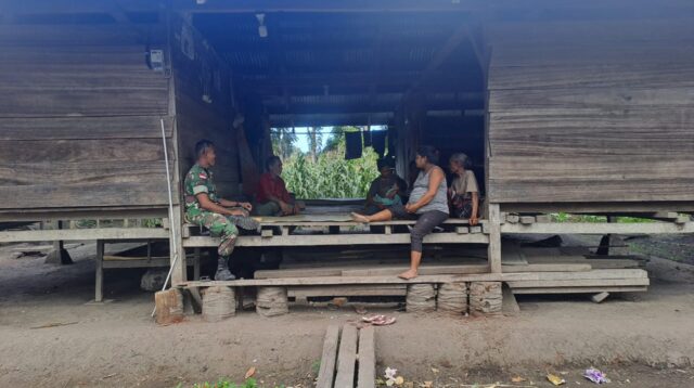 Babinsa Karera Laksanakan Komsos Bersama Warga Masyarakat Di Desa Binaannya