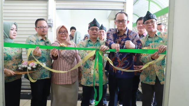 Bupati Kab. Bandung Dadang Supriatna, Resmikan Program Ki Pinter Bedas atau Kios Pengendalian Inflasi Terintegrasi di Pasar Sehat Soreang