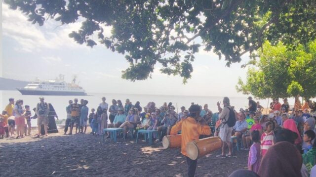 Kapal Pesiar Wisatawan Manca Negara Berlabuh Di Labuan Kananga, Polsek Tambora Berikan Pengamanan