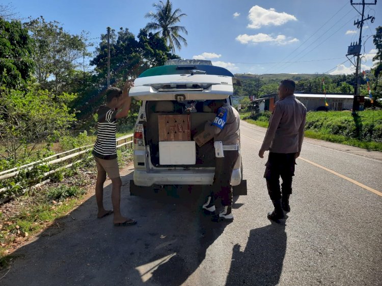 Kapolsek Umbu Ratu Ngay, Gencar Lakukan Pemeriksaan Kendaraan untuk Cegah Penyebaran Minuman Keras dan Sajam