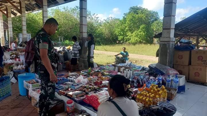 Komsos Dengan Pedagang Pasar Tradisional, Babinsa Karera Himbau Jaga Kebersihan dan Keamanan