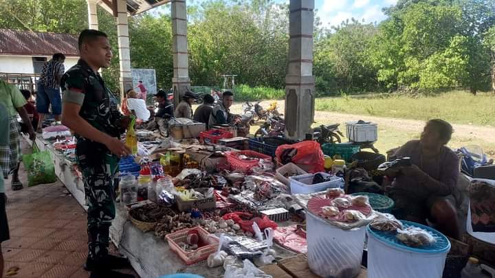 Komsos Dengan Pedagang Pasar Tradisional, Babinsa Karera Himbau Jaga Kebersihan dan Keamanan