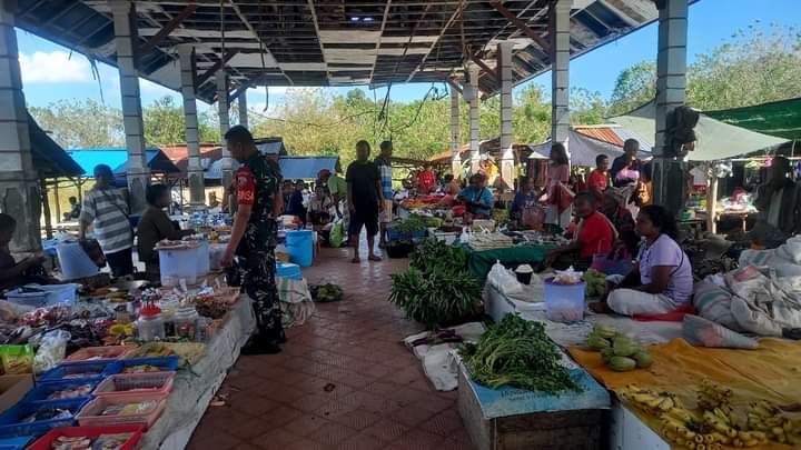 Komsos Dengan Pedagang Pasar Tradisional, Babinsa Karera Himbau Jaga Kebersihan dan Keamanan