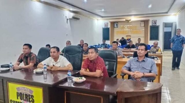 Kasdim Sumba Timur Nonton Bareng Pergelaran Wayang Kulit Peringatan Bhayangkara Ke 78 Di Polres Sumba Timur