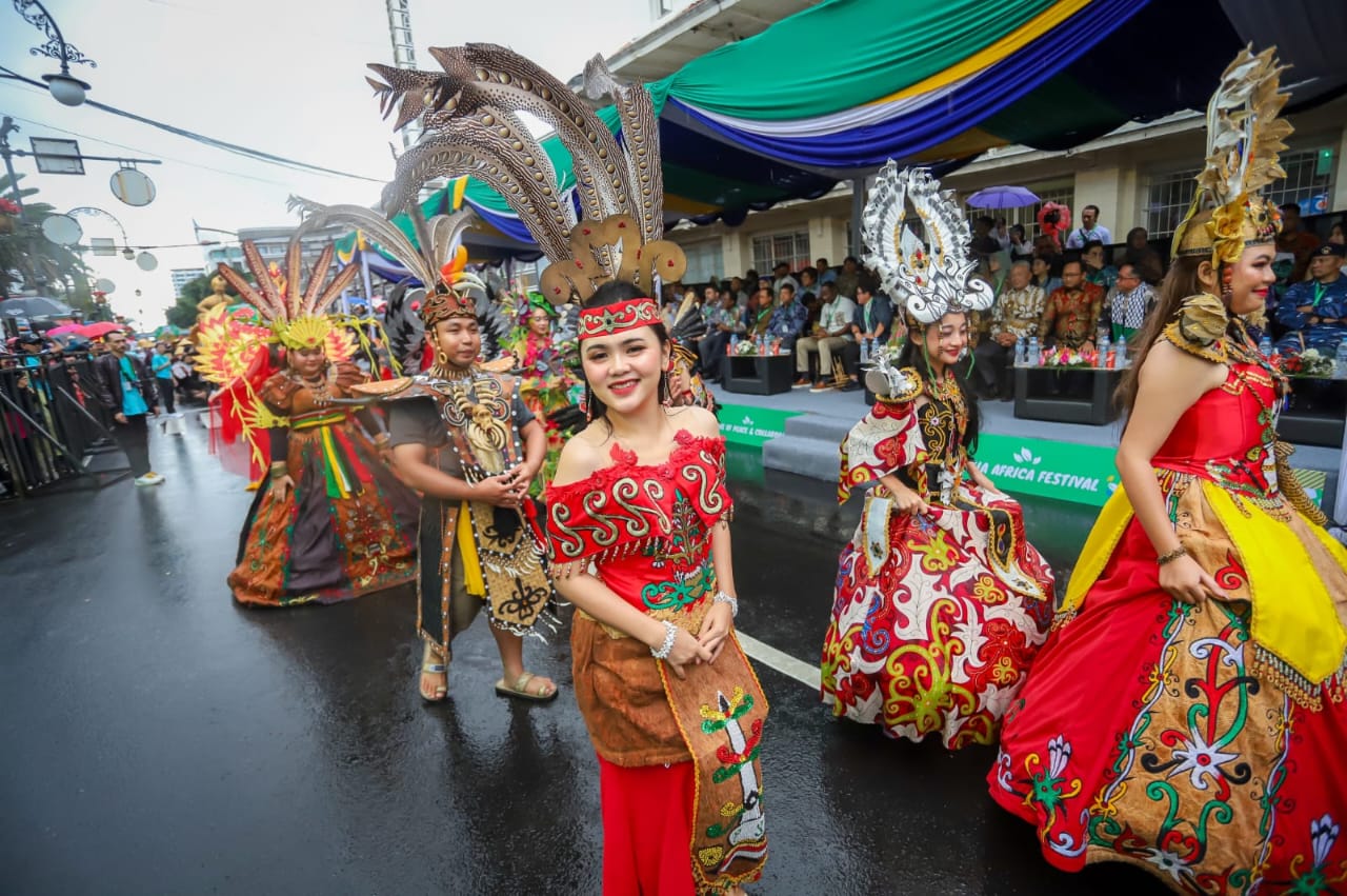 Keseruan Karnaval AAF 2024, Dari Tari Tradisi Sampai Kereta Peti Sabun Hangatkan Suasana Asia Afrika