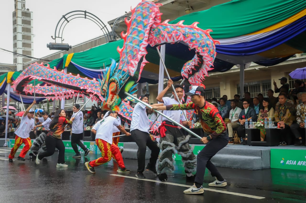 Keseruan Karnaval AAF 2024, Dari Tari Tradisi Sampai Kereta Peti Sabun Hangatkan Suasana Asia Afrika