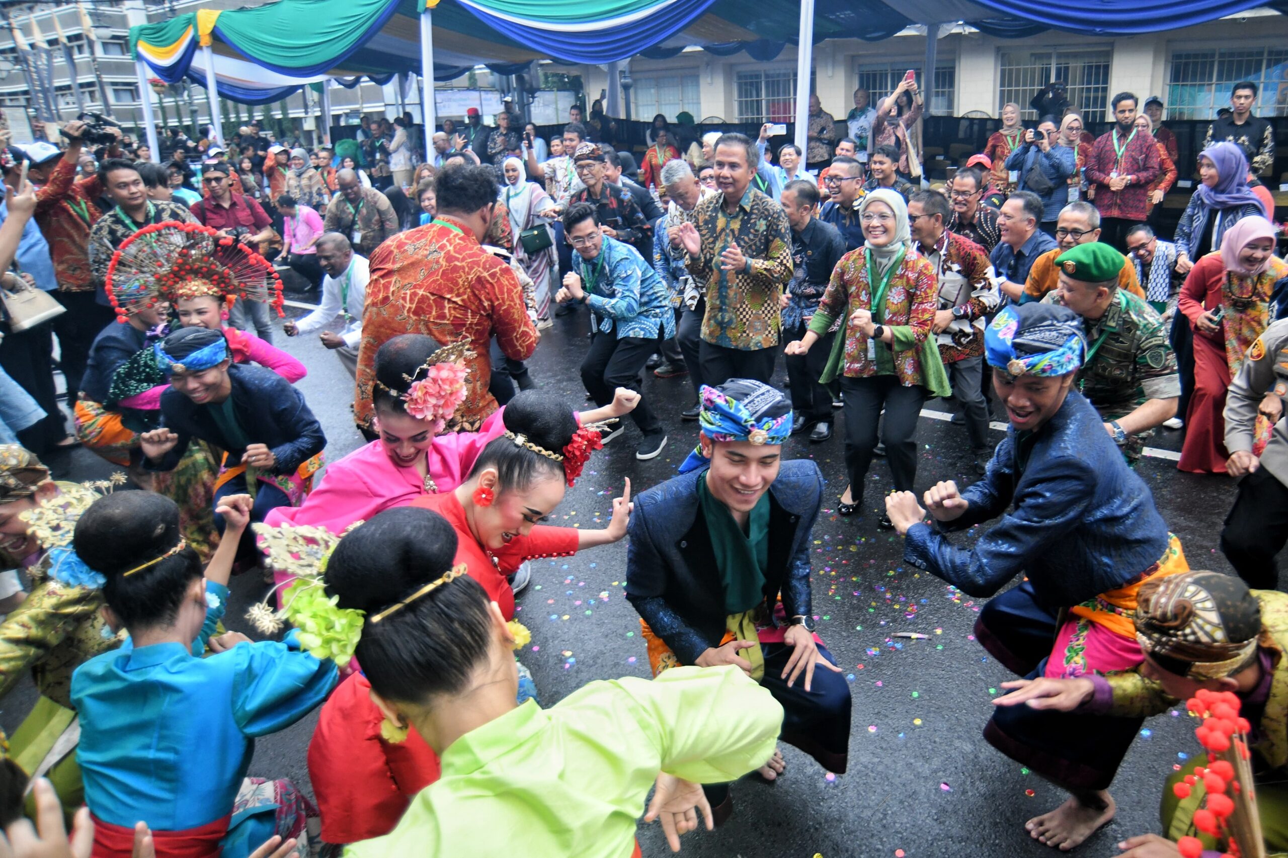 Caption:
Penjabat Gubernur Jawa Barat Bey Machmudin menghadiri Asia Afrika Festival 2024 yang bertemakan "Culture of Peace & Collaboration”
di Stage Asia Africa Festival 2024, Jalan Asia Afrika, Kota Bandung, Sabtu (6/7/2024).