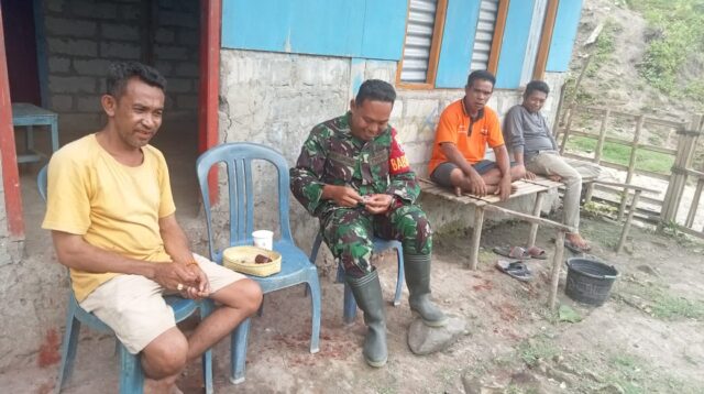 Babinsa Koramil 04/Tabudung Melaksanakan Komsos Di Desa Binaannya,