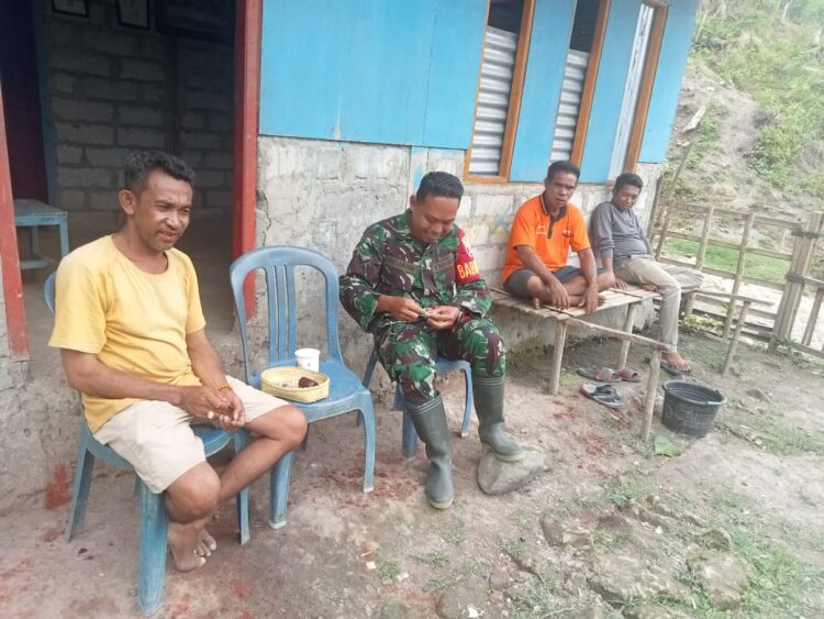 Babinsa Koramil 04/Tabudung Melaksanakan Komsos Di Desa Binaannya Babinsa Koramil 04/Tabudung Melaksanakan Komsos Di Desa Binaannya,