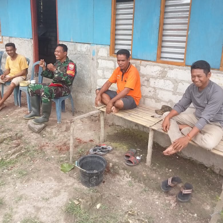 Babinsa Koramil 04/Tabudung Melaksanakan Komsos Di Desa Binaannya