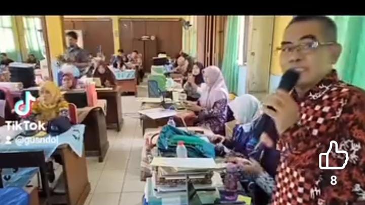 Suasana Keakraban Kepala Sekolah Dan Guru Serta Staf,  SMP Negeri 4 Kotabaru Karawang Wujudkan Kebersamaan dalam Keharmonisan