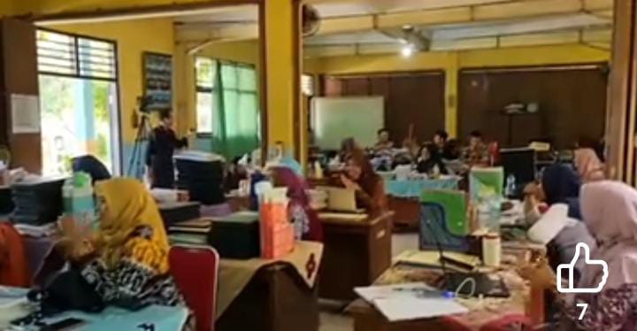 Suasana Keakraban Kepala Sekolah Dan Guru Serta Staf,  SMP Negeri 4 Kotabaru Karawang Wujudkan Kebersamaan dalam Keharmonisan