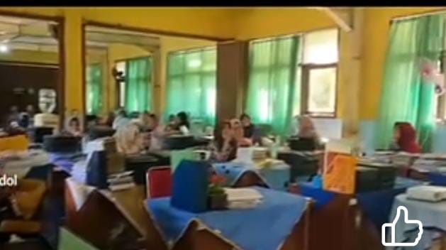 Suasana Keakraban Kepala Sekolah Dan Guru Serta Staf,  SMP Negeri 4 Kotabaru Karawang Wujudkan Kebersamaan dalam Keharmonisan