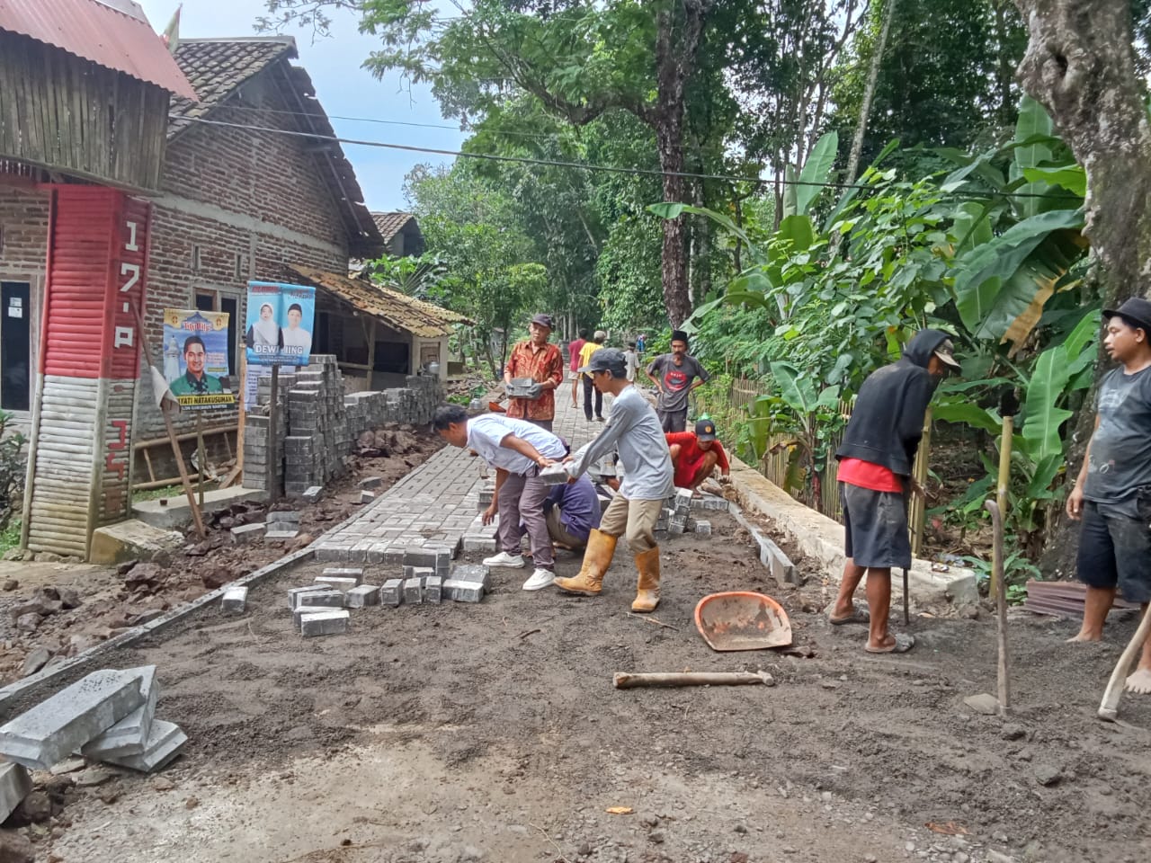 Warga Desa Karya Wangi Sambut Baik Pembangunan Jalan Paving Blok