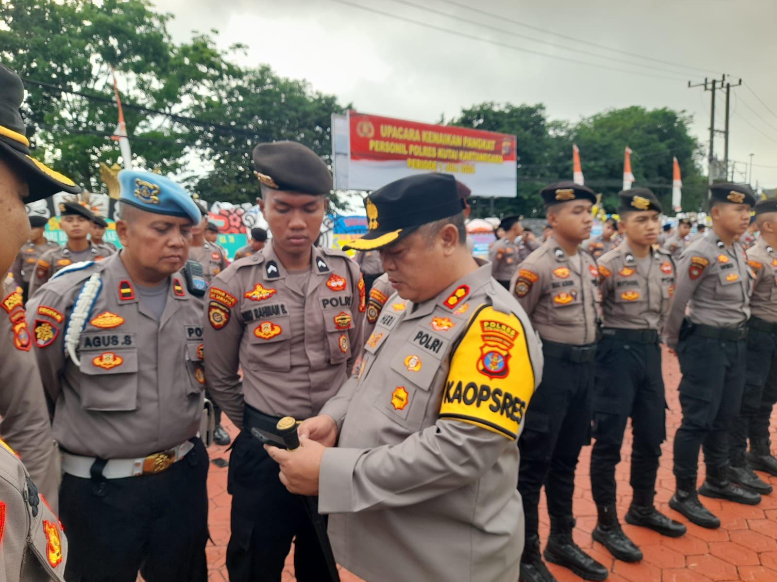 Pastikan Tidak Terlibat Judol, Kapolres Kukar Periksa HP Seluruh Personel