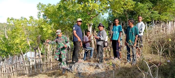 Babinsa Koramil 02/Rindi Umalulu Dampingi Pengukuran Tanah Diwilayah Binaan