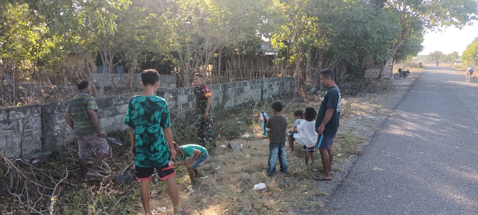 Babinsa Koramil 05/Kota Waingapu Bersama Masyarakat Laksanakan Kerja Bakti Pembersihan Akses Jalan