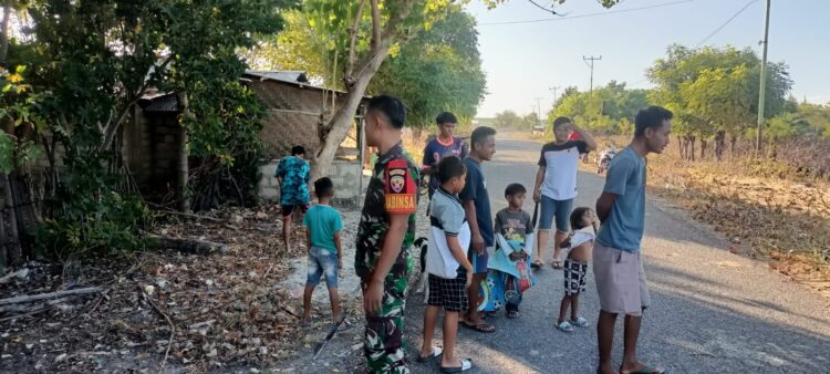 Babinsa Koramil 05/Kota Waingapu Bersama Masyarakat Laksanakan Kerja Bakti Pembersihan Akses Jalan