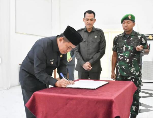 H. Budianto Ketua DPRD Kabupaten Karawang Menghadiri Acara Pelantikan Eka Sanatha Sebagai Pejabat Sekda 