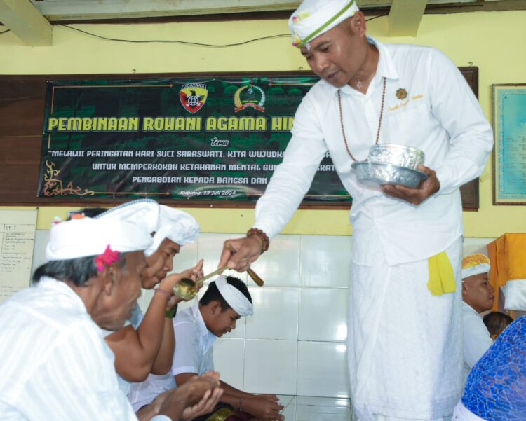 Korem 161/Wira Sakti gelar Binroh Hindu pada Hari Saraswati di Pura Wira Tirtha Yudha Asten Kuanino