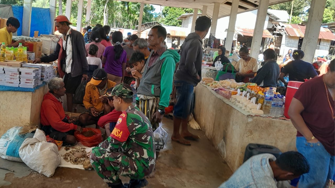 Pantau Situasi Pasar Mingguan,Babinsa Koramil 02/Rindi Umalulu Komsos Dengan Pembelian Dan Pedagang