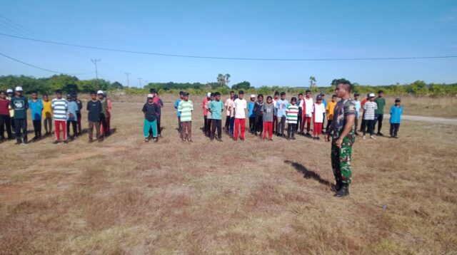 Babinsa Koramil 03/Pahunga Lodu MPLS Siswa Baru di Sekolah SMA Negeri 1 Pahunga Lodu Berikan Materi PBB