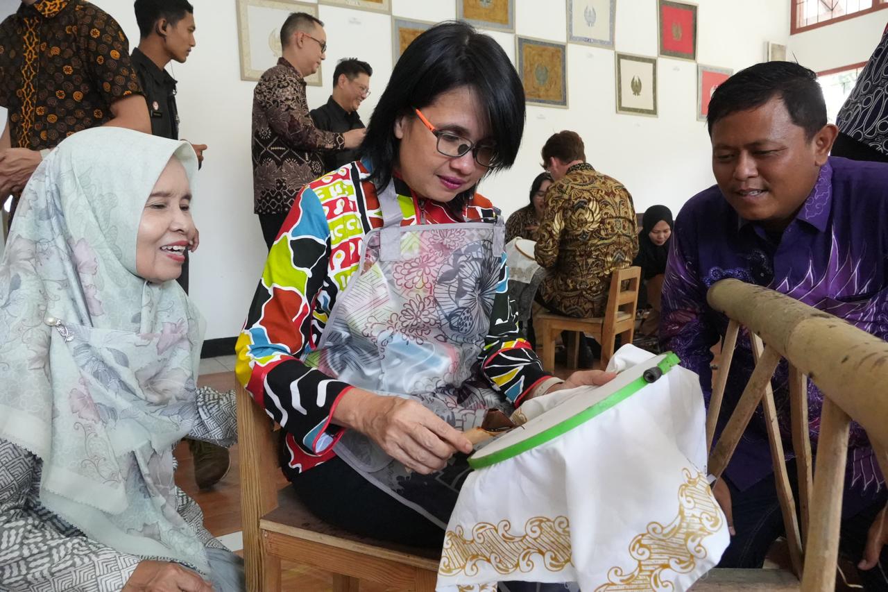 Luncurkan Layanan Batik di Tasikmalaya, Amanda Soemedi: Momentum Tingkatkan Pelayanan kepada Industri Kecil dan Menengah