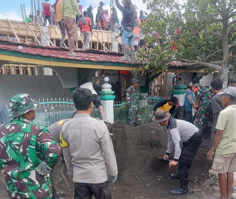 Koramil Monta dan Polsek Monta Gotong Royong Bersama Masyarakat Bangun Mesjid Baiturrahman Desa Sakuru