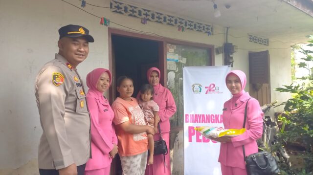 Peduli Stunting Kapolsek Tawang Polres Tasikmalaya Kota Beserta Bhayangkari, Berikan Bantuan Sosial