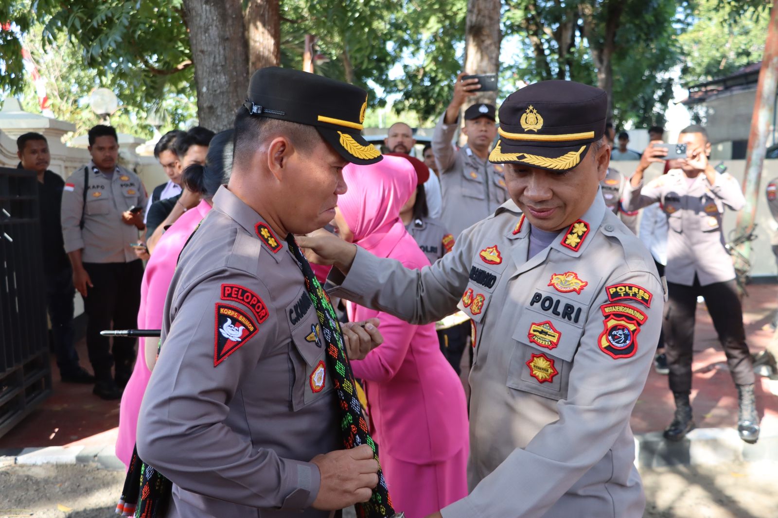 Ritual Kepok Curu dan Tradisi Pedang Pora Warnai Penyambutan Kapolres Baru di Labuan Bajo