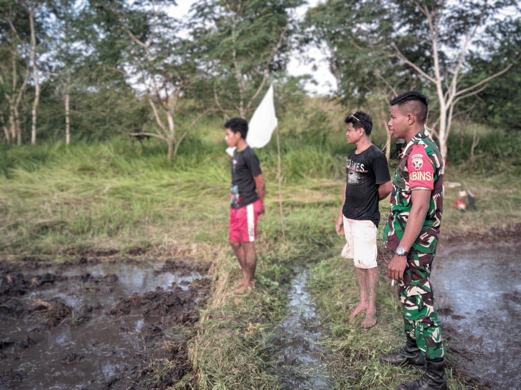 Babinsa Pahunga Lodu Membantu Masyarakat Binaannya Menggarap Lahan Sawah