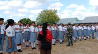 Babinsa Koramil 02/Rindi Umalulu Beri Materi PBB Bagi Siswa Peserta MPLS Di SMA Negeri 1 Rindi