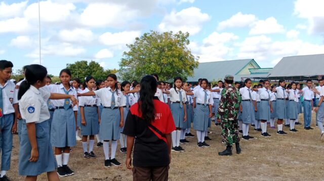 Babinsa Koramil 02/Rindi Umalulu Beri Materi PBB Bagi Siswa Peserta MPLS Di SMA Negeri 1 Rindi